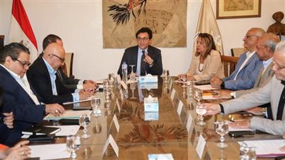 وزير الثقافة يجتمع بقيادات الوزارة لاستعراض خطة العمل والمبادرات المنتظر إطلاقها 
