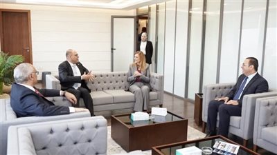 وزير العمل يشارك في المقابلات الشخصية لبرنامج 