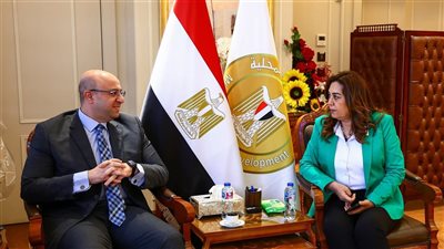 وزيرة التنمية المحلية تتابع مع محافظ بني سويف الموقف التنفيذي لمشروعات 