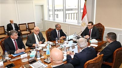 وزير الإسكان يتابع منظومة الصرف الصحي بقرية الكرور بأسوان