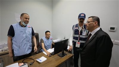 رئيس بعثة الحج المصرية يتفقد أوضاع حجاج القرعة ويطمئن على مستوى الخدمات