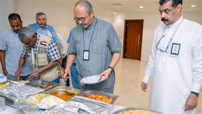 بالصور..أطعمة الحجاج تحت المجهر.. مسؤولو البعثات يشاركون في تقييم وجبات المشاعر المقدسة قبل التصعيد