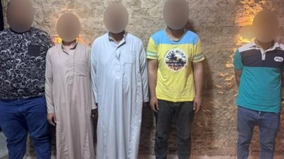 ضبط ٤ أشخاص تعدوا على صاحب محل بالشرقية 