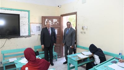 محافظ قنا يتفقد لجان امتحانات الشهادة الإعدادية ويطمئن على سير العملية الامتحانية