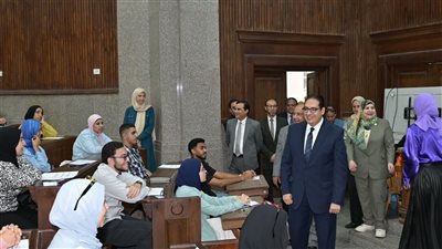رئيس جامعة القاهرة يتفقد سير امتحانات كليات الاقتصاد والآداب والإعلام والسياسة