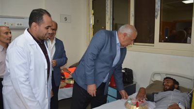 محافظ الوادي الجديد يقدم التهنئة للمرضى بمستشفى الخارجة التخصصي