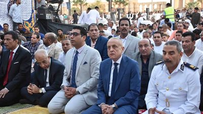 محافظ الأقصر يؤدى صلاة عيد الأضحى المبارك بساحة سيدي أبو الحجاج وسط جموع المصلين