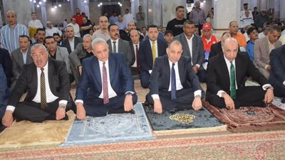 وسط أجواء مبهجة.. محافظ الغربية يؤدي صلاة العيد بمسجد السيد البدوي 