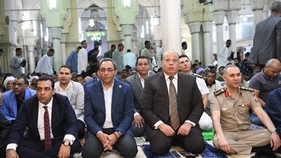محافظ قنا يؤدي صلاة عيد الأضحى وسط حشود المصلين بمسجد سيدي عبد الرحيم القنائي