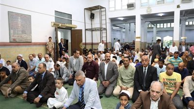 وسط ابتهالات التكبير ولبيك اللهم لبيك .. محافظ أسوان يؤدى صلاة عيد الأضحى المبارك بمسجد النصر
