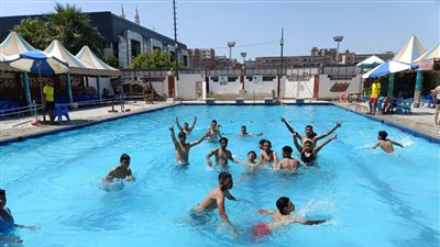 إقبال النشء والشباب على حمامات السباحه بمراكز الشباب والأندية بكفر الشيخ 