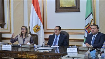 رئيس جامعة القاهرة يترأس اجتماعًا لتوحيد الهوية البصرية بالحرم الجامعي