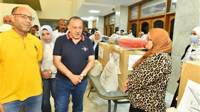 محافظ أسيوط يوزع أجهزة عرائس على 15 فتاة دعمًا للأسر الأولى بالرعاية
