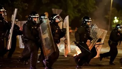تصاعد أعمال العنف في إيرلندا الشمالية وإصابة 17 شرطيًا