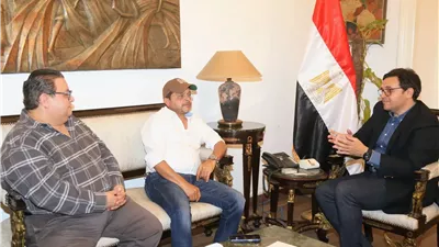 وزير الثقافة يبحث مع النجم محمد هنيدي تقديم عروض مسرحية بالمحافظات