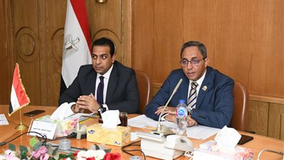 محافظ قنا يتابع ملفات التقنين والتصالح والتغيرات المكانية
