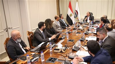 وزير قطاع الأعمال العام يبحث مع 