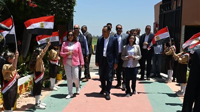 رئيس الوزراء يتفقد مدرسة رزق درويش الابتدائية بزاوية صقر