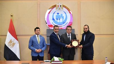  وزير الصحة يعقد لقاءً موسعًا مع لجنة الصحة والسكان