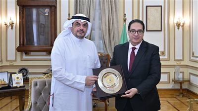رئيس جامعة القاهرة يبحث مع رئيس المكتب الثقافي الكويتي تعزيز التعاون المشترك