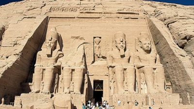 أسوشيتيد برس: مصر تكشف النقاب عن تماثيل فرعونية ضخمة مُرممة في الأقصر