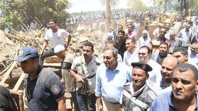 محافظ قنا يشرف على استخراج جثمان طفلة من تحت الأنقاض بعد انهيار منزلها بدندرة