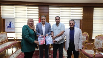 رئيس جامعة كفر الشيخ يتسلم نسخ من المشروعات التدريبية لشعبة الصحافة