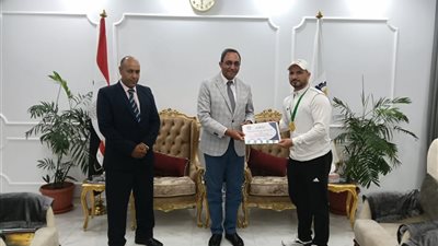 محافظ قنا يكرم بطل العالم في الووشو كونغ فو تقديرًا لإنجازاته الدولية