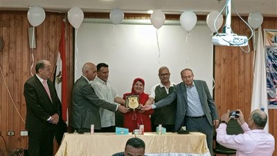 قيادات جامعة كفرالشيخ تكريم مدير عام الإدارة العامة لمشروعات البيئة