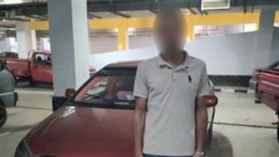 ضبط قائد سيارة تعمد الجلوس على باب مركبته أثناء سيرها بحفل زفاف بالقاهرة