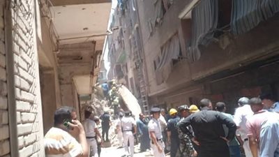 انتشال 8 أشخاص أحياء من أسفل عقارات حدائق القبة الثلاثة المنهارة | صور 