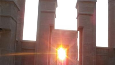 الشمس تتعامد على الغرف المقدسة بمعبد أدفو بأسوان في يوم الانقلاب الصيفي
