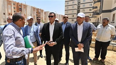 وزير الإسكان يتفقد أعمال تطوير المحاور والطرق الرئيسية ومشروعًا سكنيًا ومحطة صرف صحي بمدينة بدر