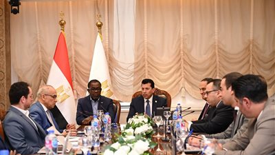 وزير الرياضة يلتقي الأمين العام للاتحاد الافريقي لكرة القدم