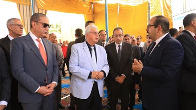 بتكلفة نصف مليار جنيه.. وزير التعليم العالي يضع حجر أساس مركز علاج الأورام بجامعة الفيوم
