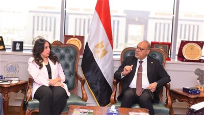 وزير العمل يستعرض مع وفد 