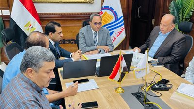 محافظ قنا يناقش ملفات التقنين والتصالح والمتغيرات المكانية ويوجه بتسريع وتيرة العمل وتعزيز منظومة الاسترداد