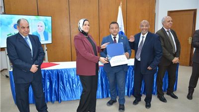 تكريم رئيس مصلحة الضرائب وتسلمها جائزة 