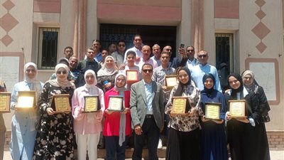 وكيل تعليم كفرالشيخ يكرم أوائل الشهادة الإعدادية 