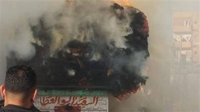 نشوب حريق في مقطورة محملة بالكتان بالقرب من محطة وقود