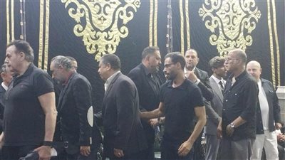 مصطفى كامل وعلى الحجار وهاني رمزي يقدّمون واجب العزاء في والد تامر عبد المنعم بمكرم عبيد