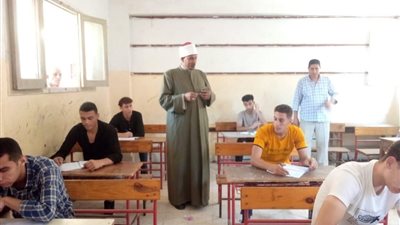 رئيس المنطقة الأزهرية بكفرالشيخ يتابع امتحان «اللغة الإنجليزية» للثانوية من لجان فوه التعليمية