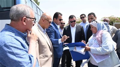 وزير الإسكان يتفقد مشروع الإسكان الأخضر وتطوير شبكة الصرف الصناعي بالمنطقة الصناعية