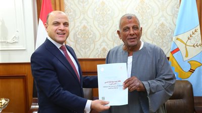  محافظ كفرالشيخ يُسلّم عقود تقنين أراضي أملاك دولة للمستفيدين من المواطنين