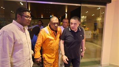 تحرك سريع واستقبال بمطار الجونة..محافظ البحر الأحمر ينتقل لموقع حادث حفار جبل الزيت ويزور المصابين الناجيين للاطمئنان عليهم