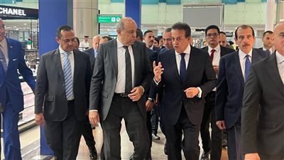 عبدالغفار و الحفني  يتفقدان عيادات الحجر الصحي وأجهزة إزالة الرجفان القلبي المستحدثة بمطار القاهرة 