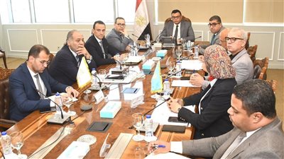 وزير الإسكان يتابع سير العمل بالمشروعات التنموية الجاري تنفيذها بمدينة السويس الجديدة
