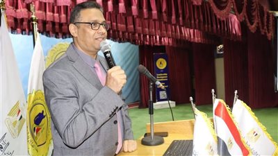 عميد إعلام الأزهر يلقي محاضرة بمعهد إعداد القادة حول التسويق الرقمي والإعلام
