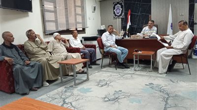 مدير عام تعليم نجع حمادي يناقش التوزيع الجغرافي للقبول بالثانوي العام خلال اجتماع مجلس الأمناء