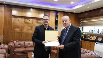 رئيس ميناء القاهرة الجوي يكرم عامل لاخلاصه في العمل 